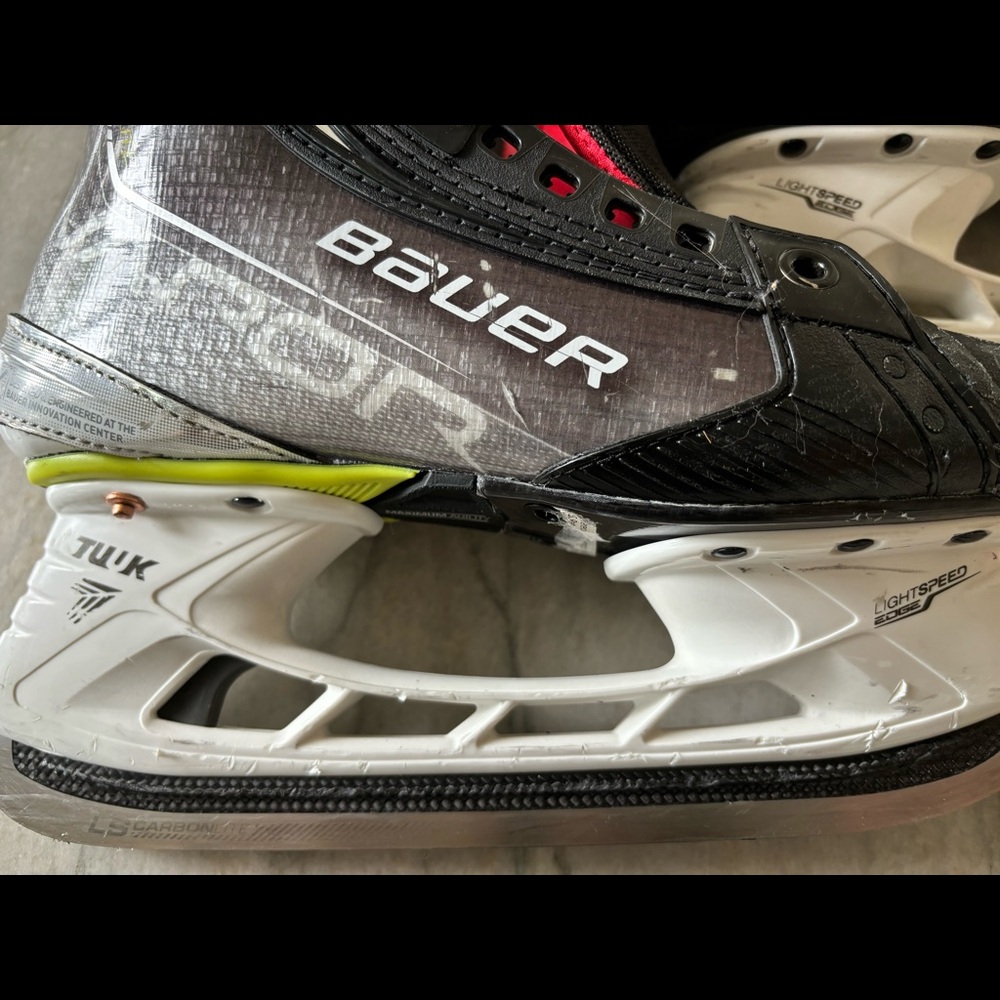 Bauer Vapor Hyperlite intermediate hockey skates.